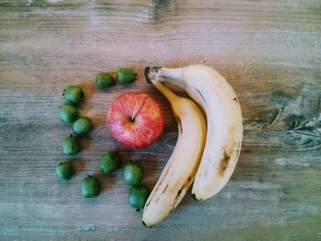 banany i minikiwi i jabłko